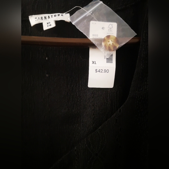 Reitmans embroidered details top - Picture 2 of 3